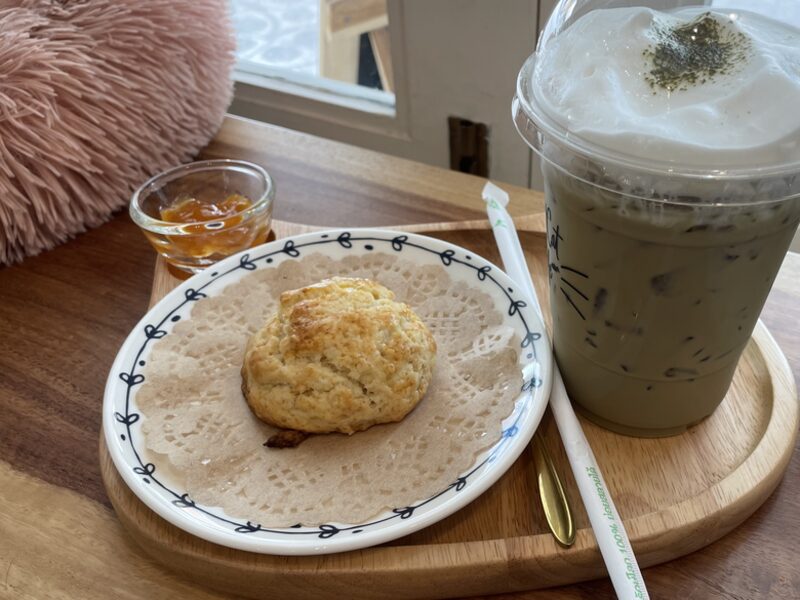 ジャムを添えた焼きたてのスコーンと冷たいドリンク